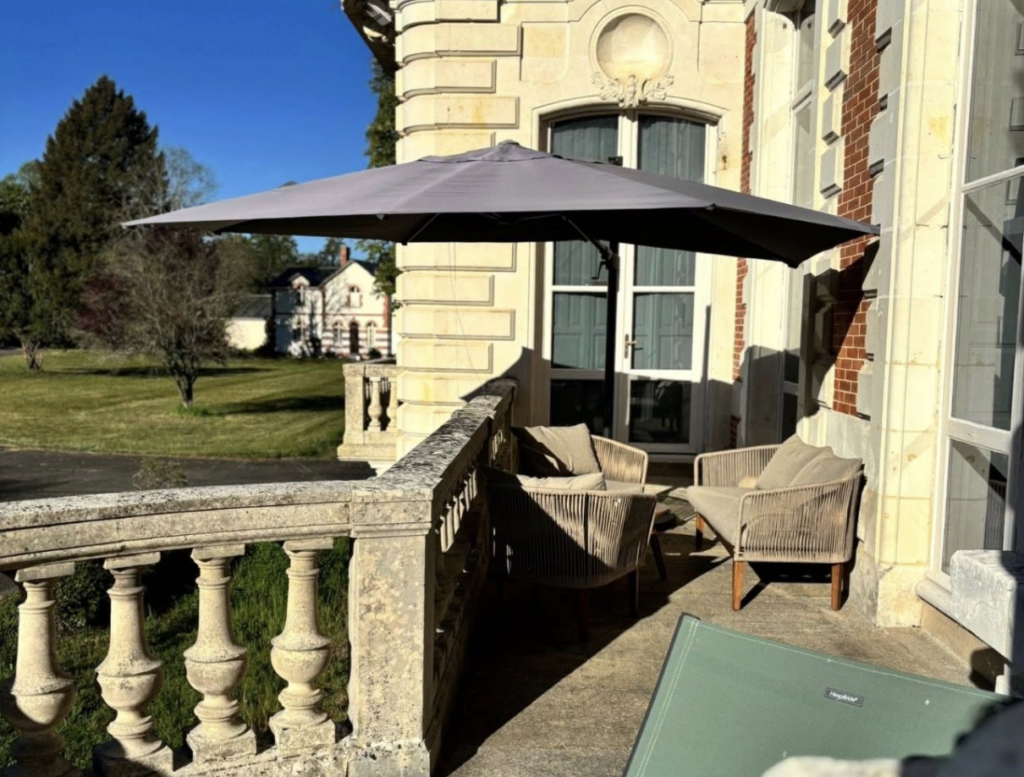 Contactez le Château de Savonnières à La Bruère-sur-Loir pour réserver une chambre d’hôtes en Sarthe, préparer votre séjour ou présenter votre projet.